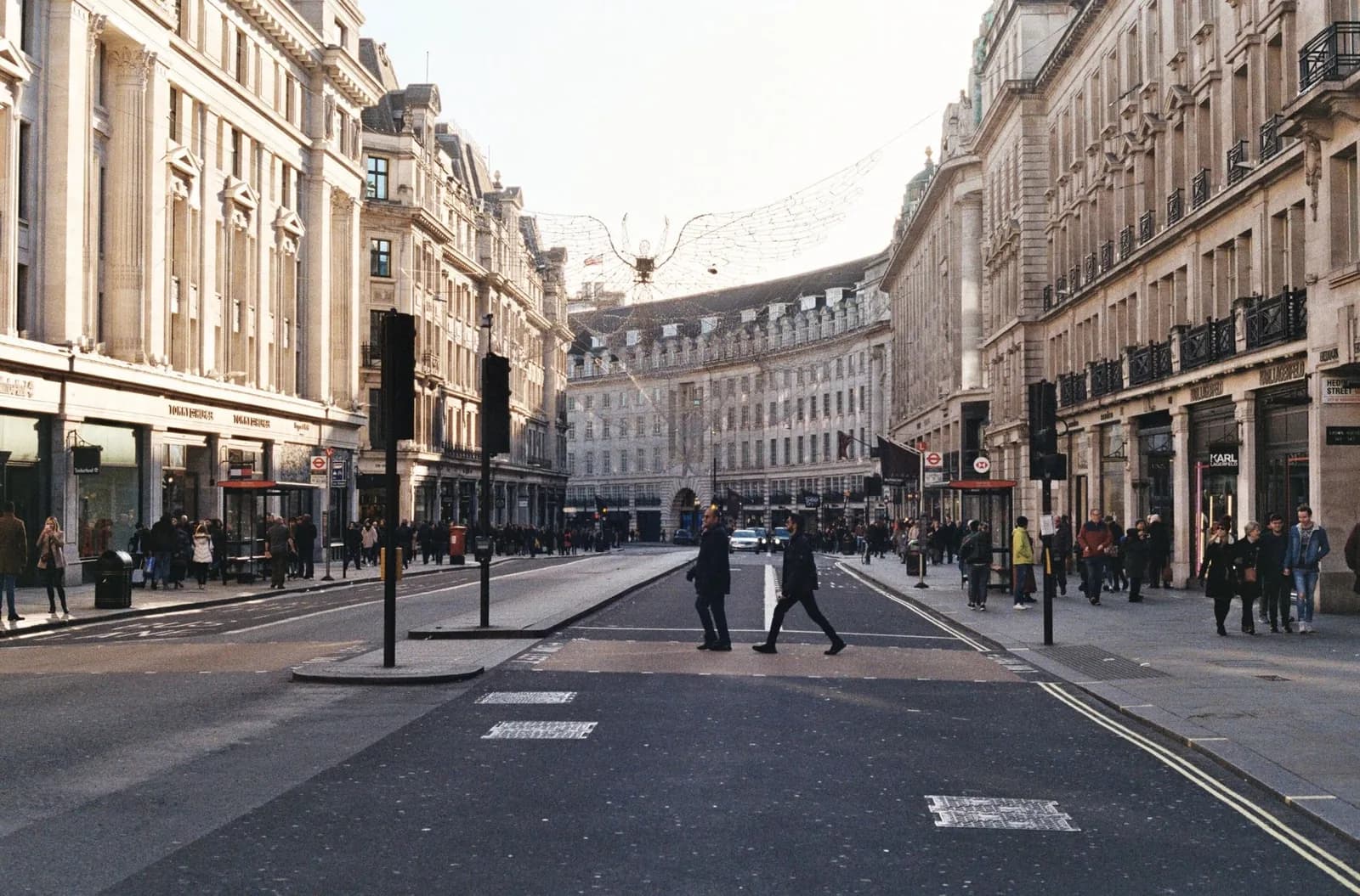 Passants traversant Regent Street, à Londres