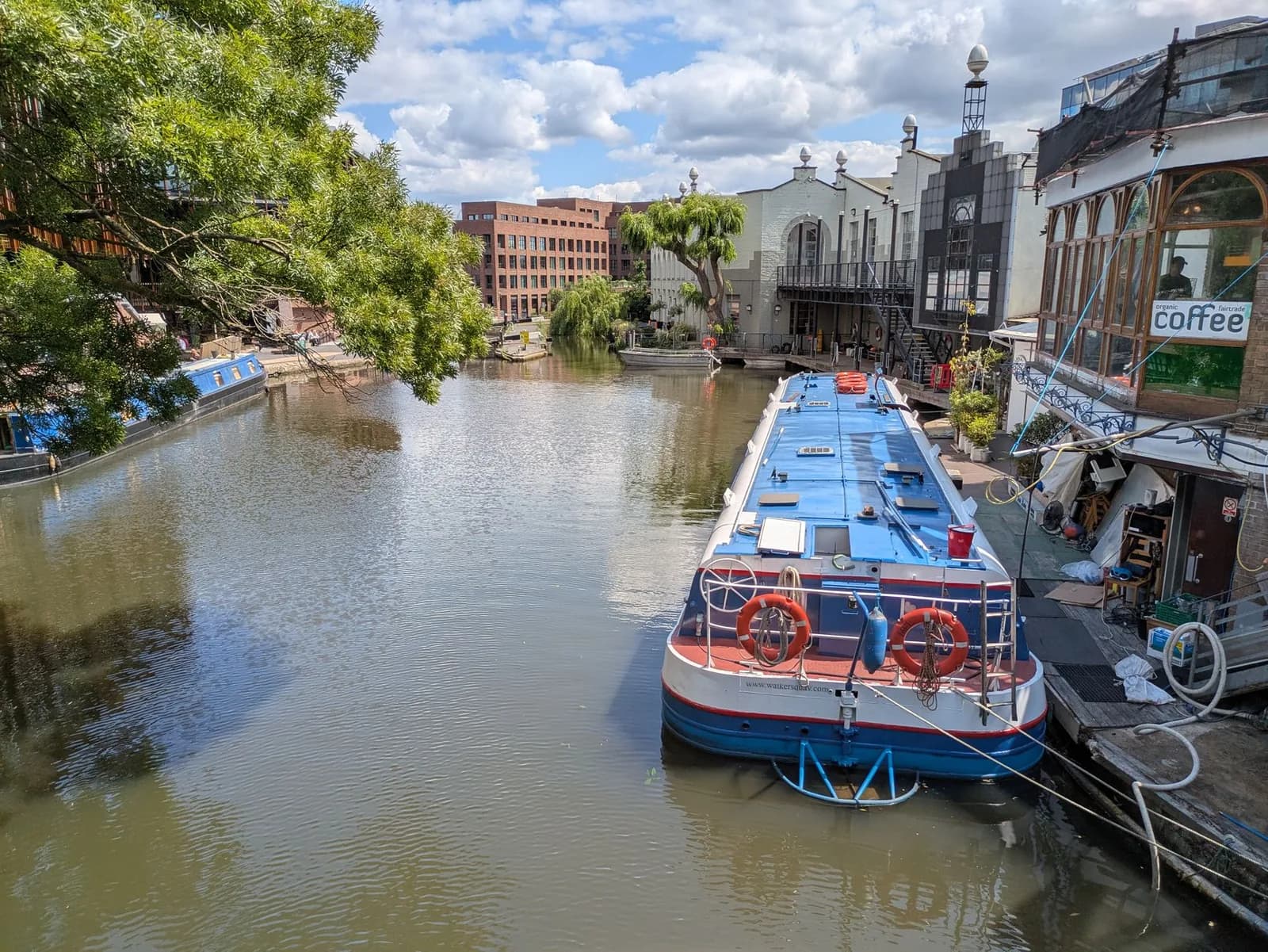 Péniche bleue amarrée sur le Regent's Canal, à Londres