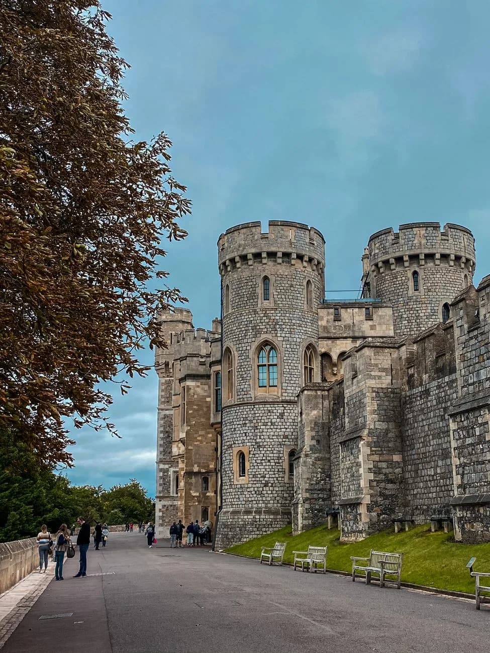 Les tours et remparts du château de Windsor vus depuis la promenade nord