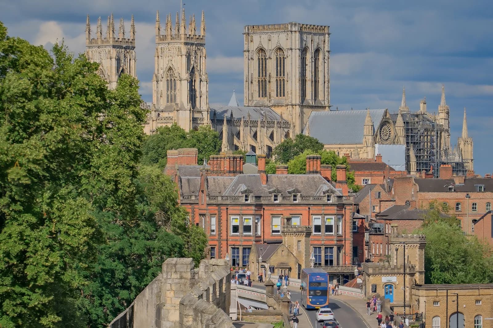 Les remparts de York au-dessus de Lendal Bridge, avec les tours de York Minster en arrière-plan
