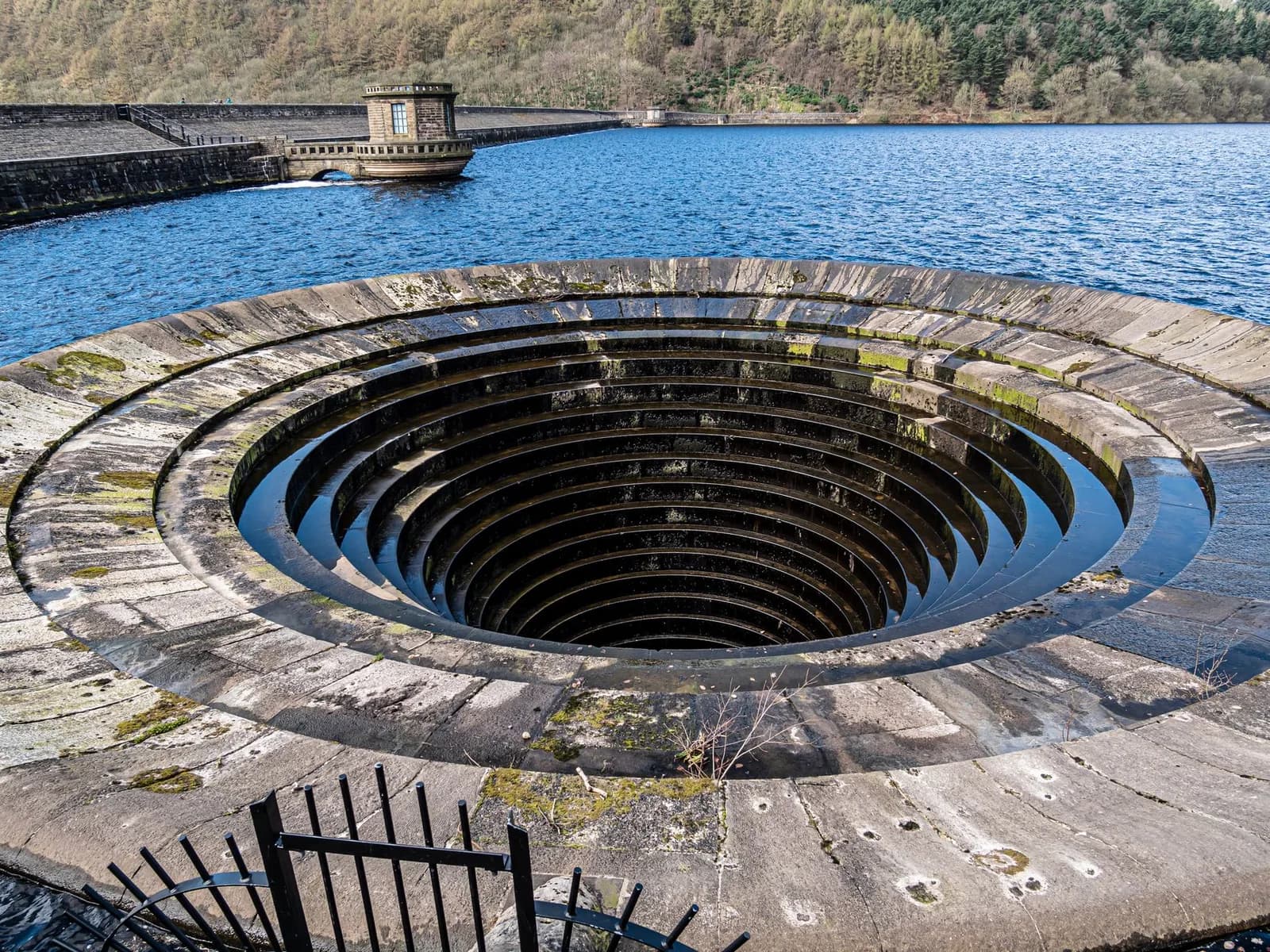 Trop-plein circulaire en entonnoir d'un réservoir du Peak District, avec sa tour de prise d'eau
