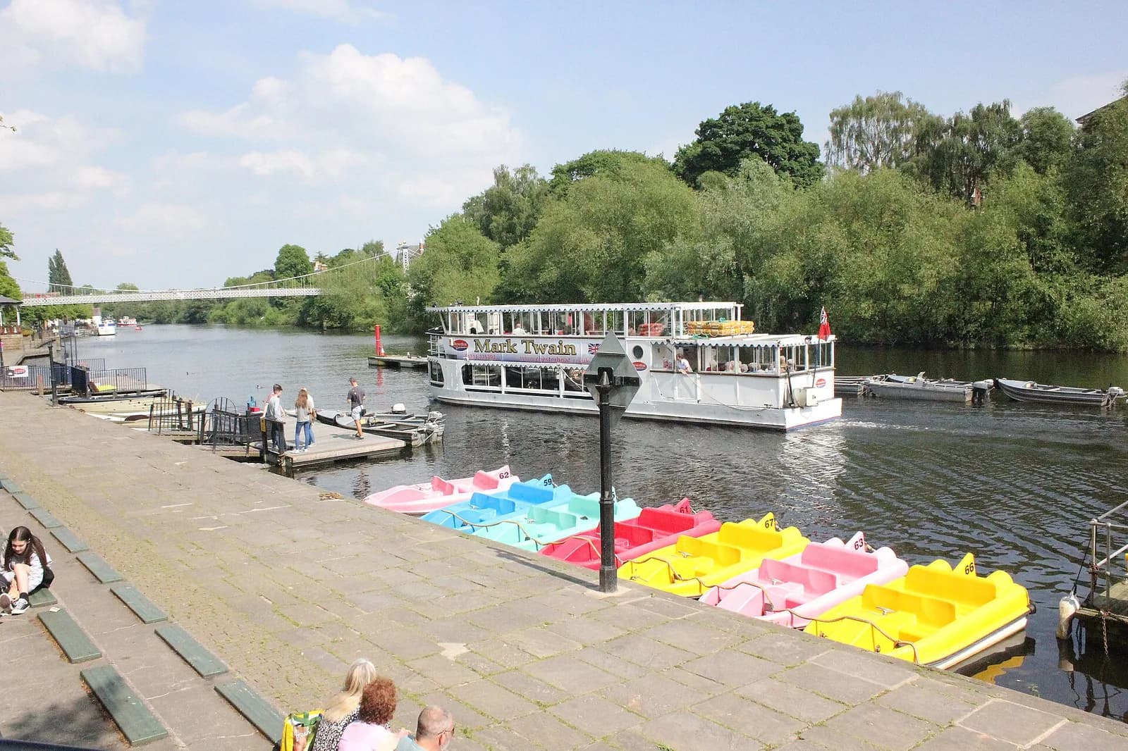 La Dee et la promenade des Groves à Chester, avec un bateau d'excursion et des pédalos