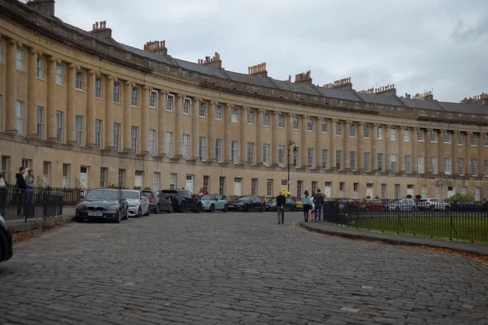 La façade en arc du Royal Crescent à Bath, avec ses colonnes ioniques en pierre dorée