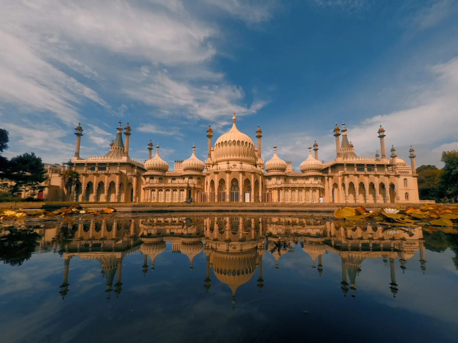 Le Royal Pavilion de Brighton, avec ses coupoles et ses minarets, sous un ciel nuageux