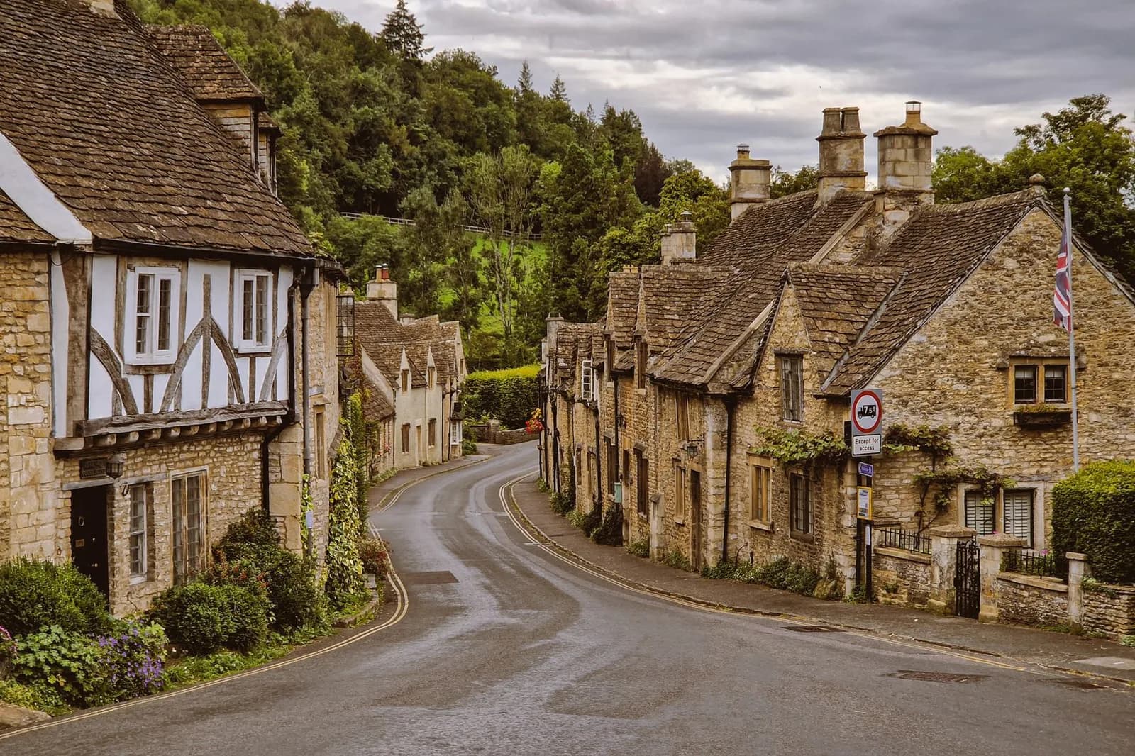La rue principale de Castle Combe, village de pierre du Wiltshire