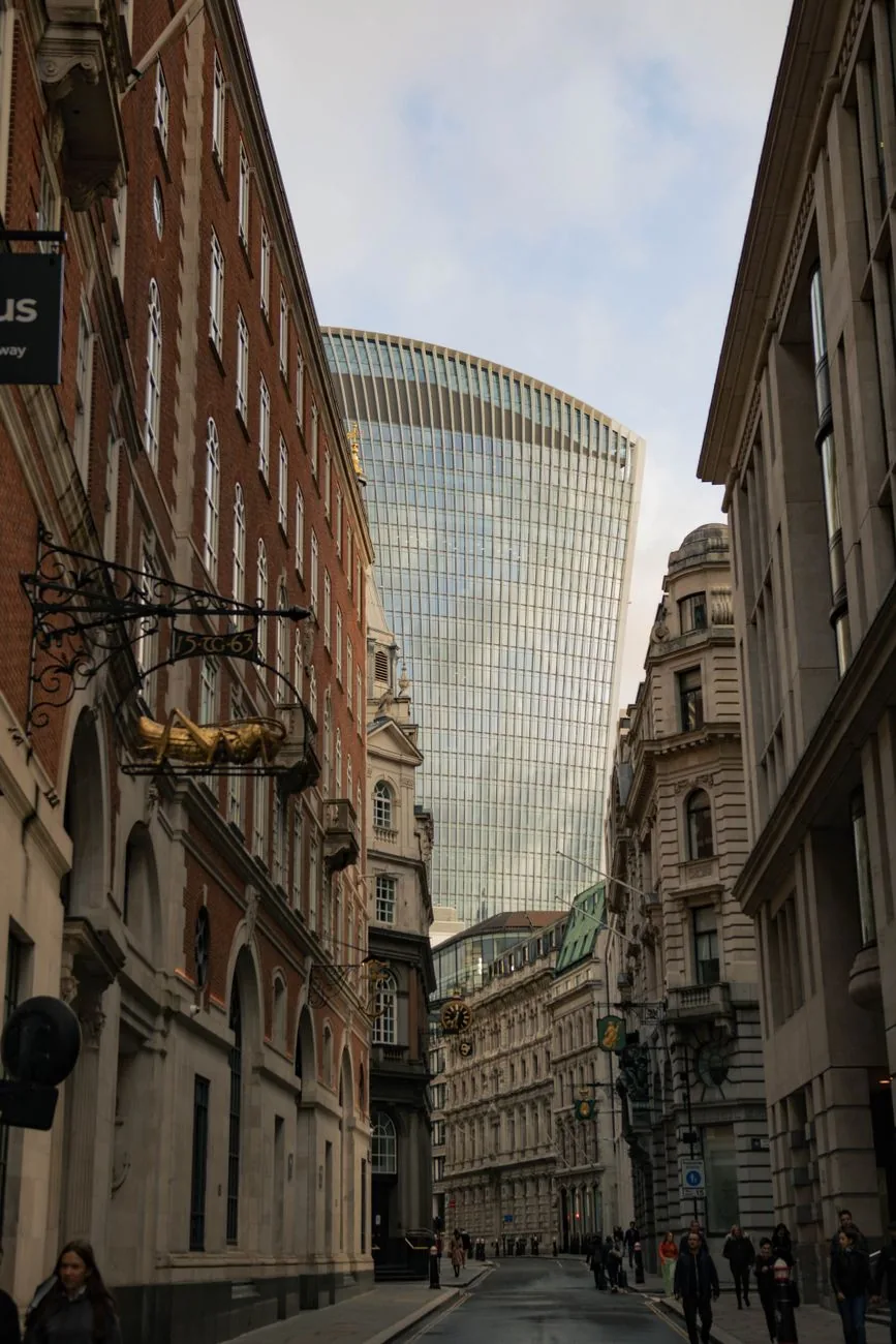 Rue de la City de Londres bordée d'immeubles anciens et d'une tour de verre