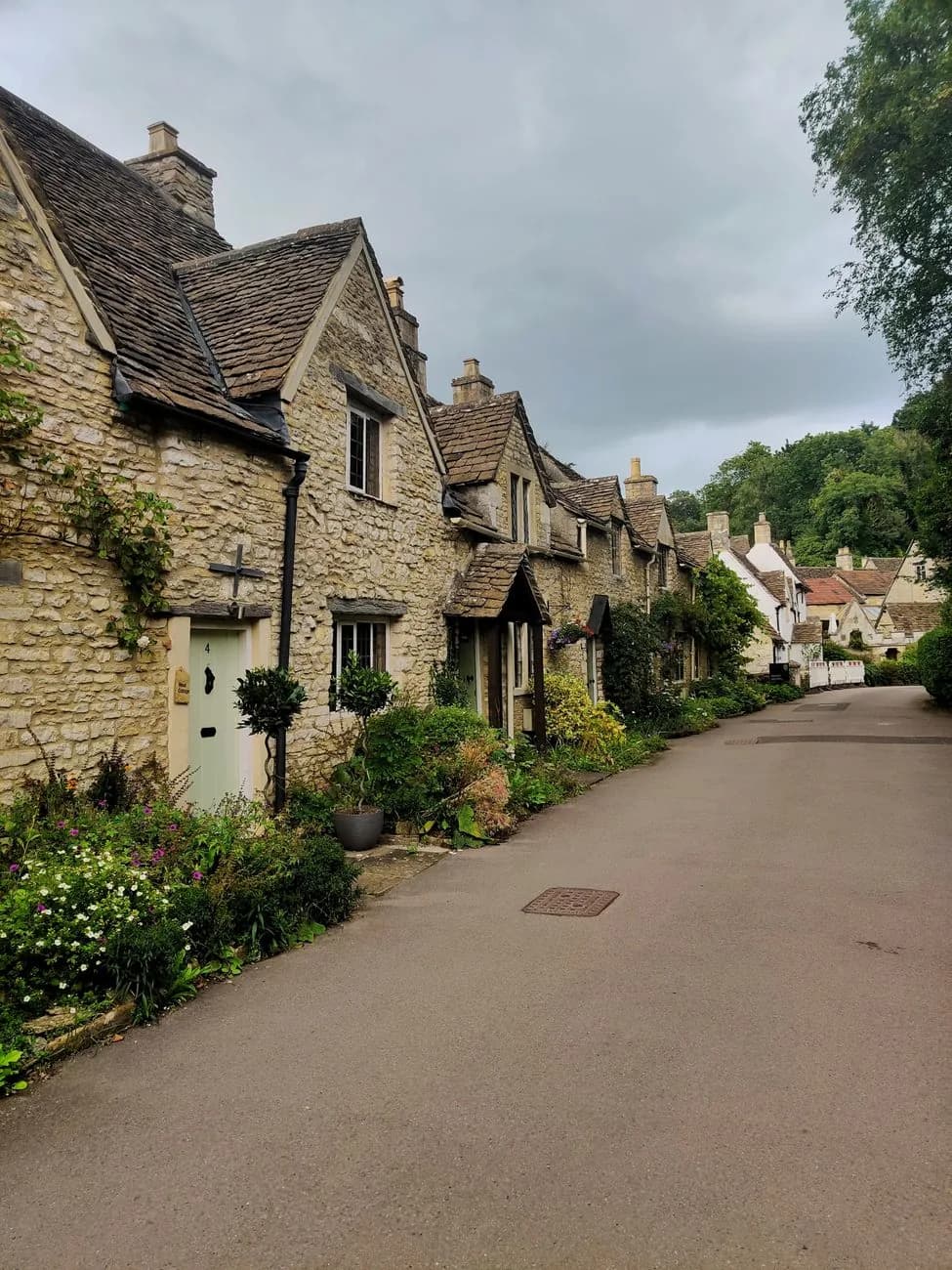 Rue de village des Cotswolds bordée de cottages en pierre calcaire