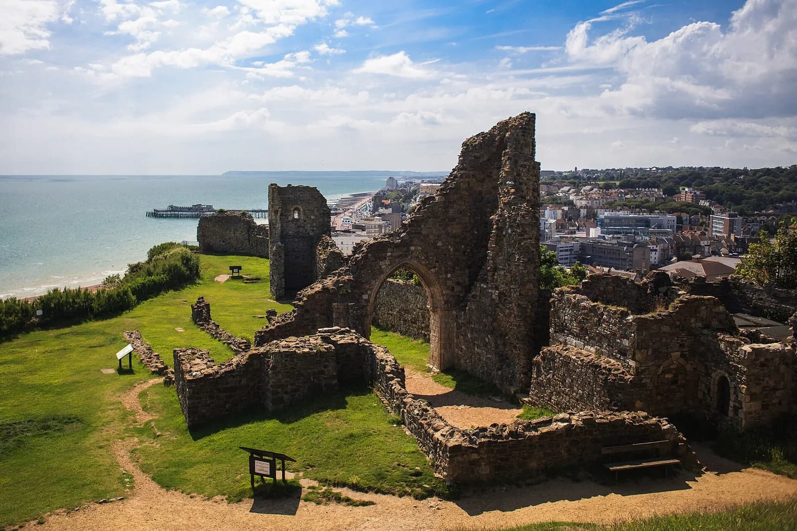 Ruines du château de Hastings sur la West Hill, avec la côte et la jetée en arrière-plan