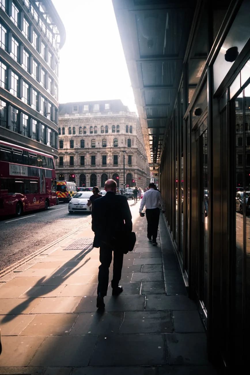 Salariés se rendant au travail à pied dans une rue de la City de Londres
