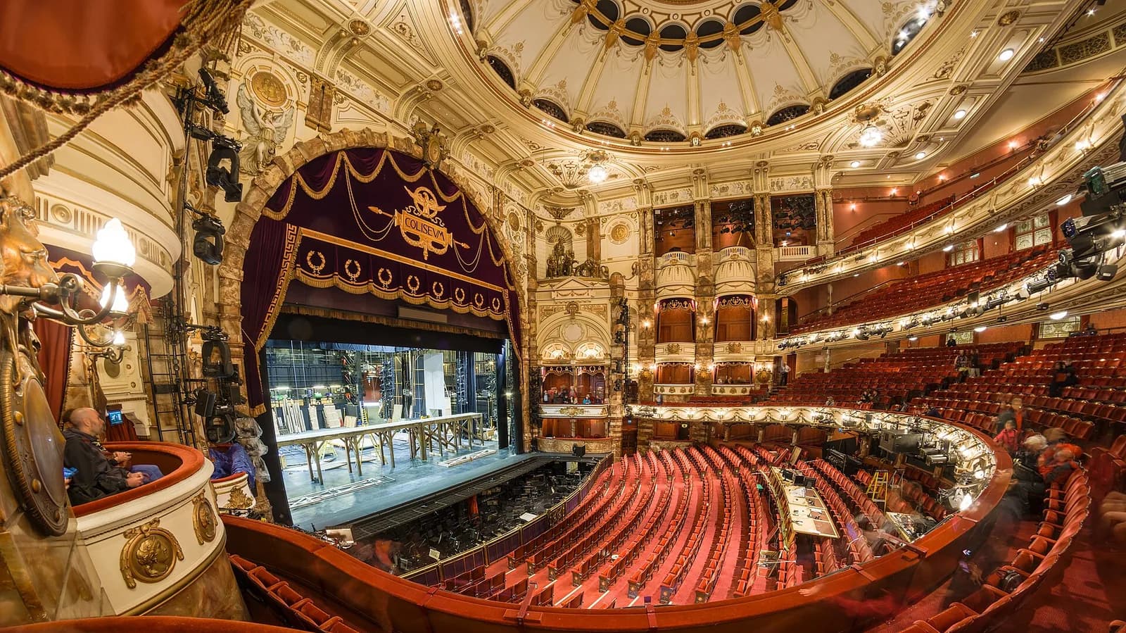 La salle du London Coliseum, avec son orchestre et ses balcons superposés