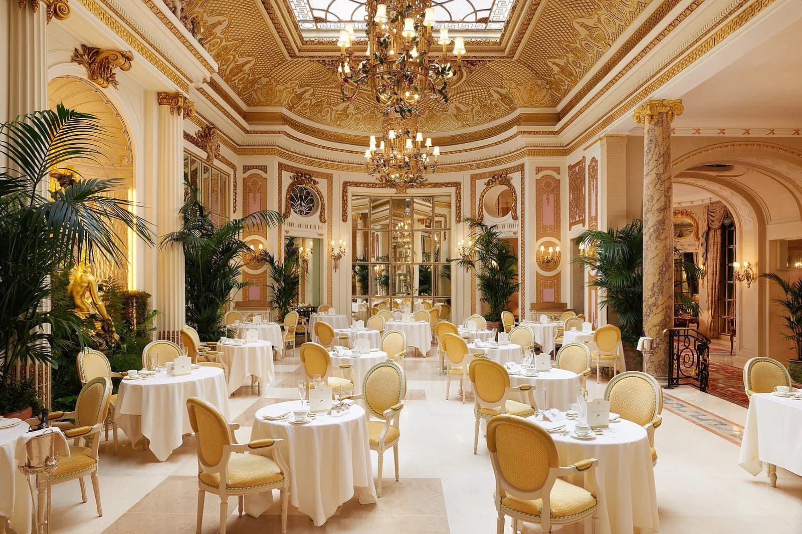 Le Palm Court du Ritz à Londres, salle de l'afternoon tea, avec ses lustres et ses tables aux nappes blanches