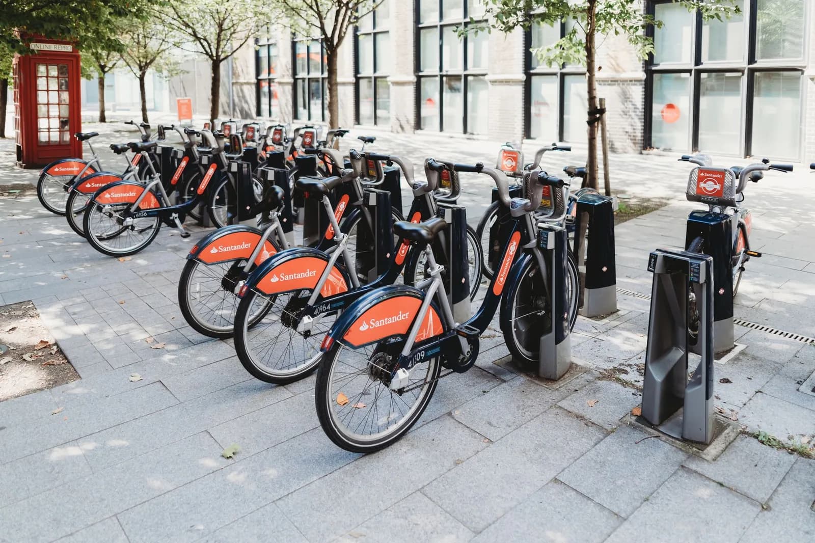 Station de vélos rouges en libre-service Santander Cycles dans une rue de Londres