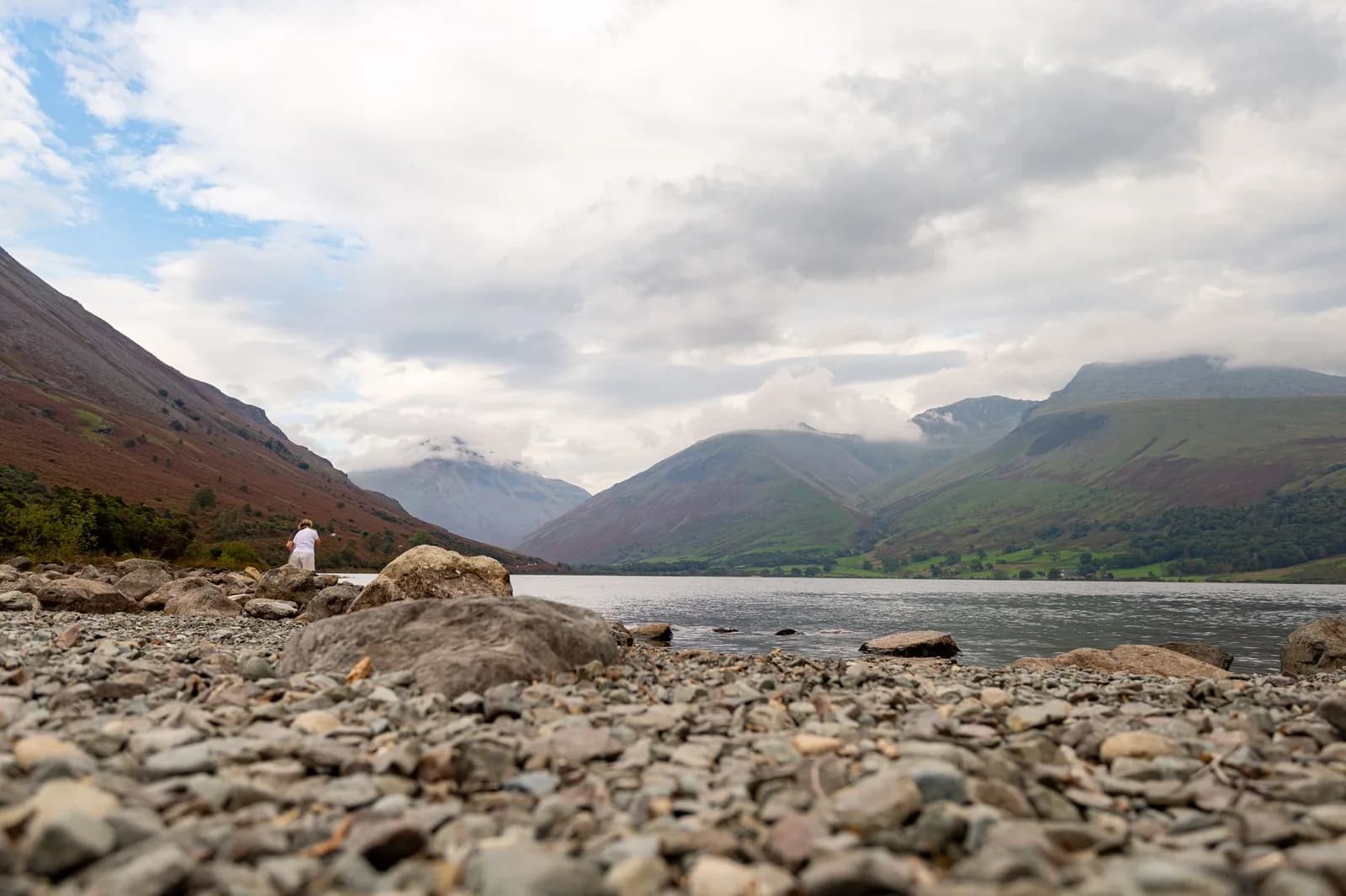 Rive de galets de Wastwater à Wasdale Head, avec les montagnes de Wasdale au fond