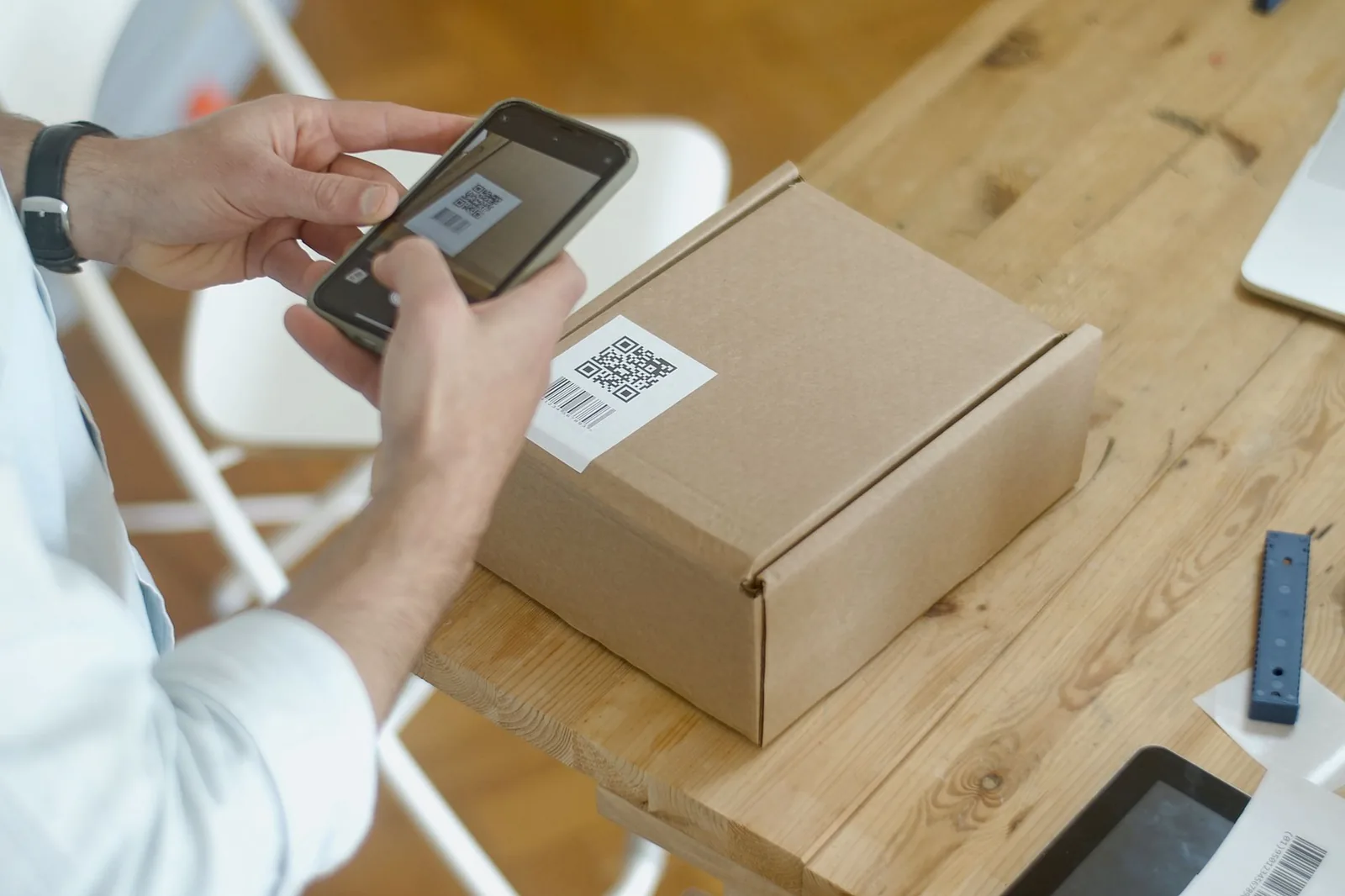 Mains scannant un QR code avec l'appareil photo d'un smartphone