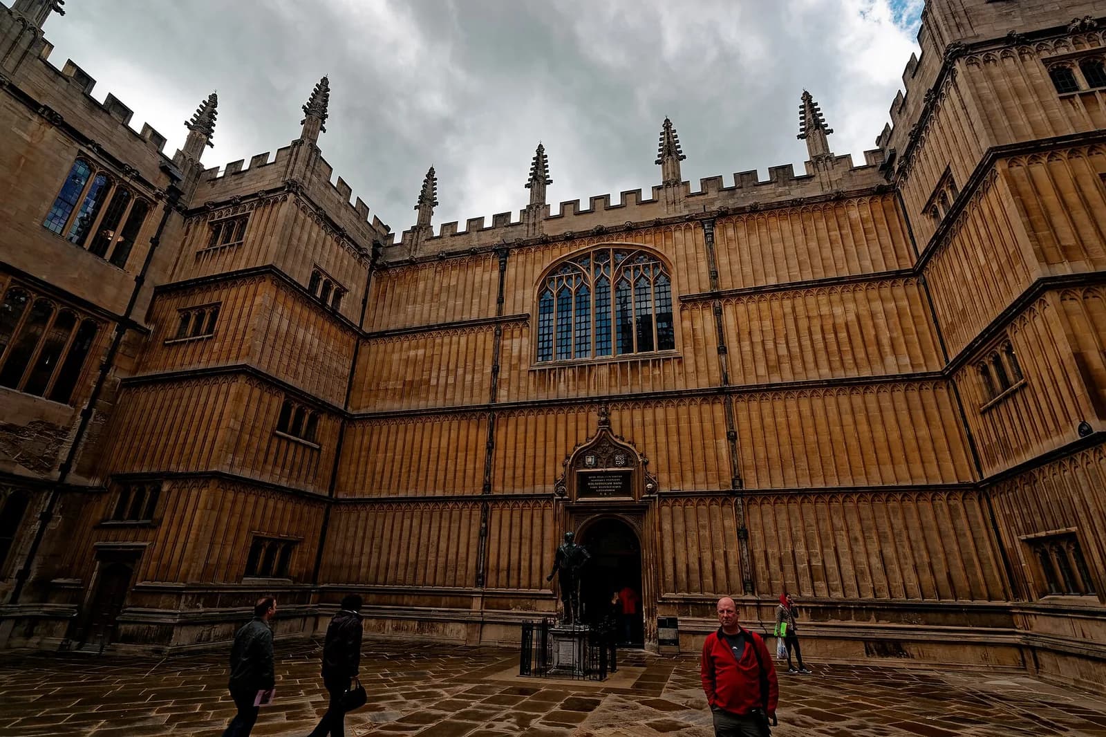 La cour des Old Schools de la Bodleian Library à Oxford, avec des visiteurs sur les pavés