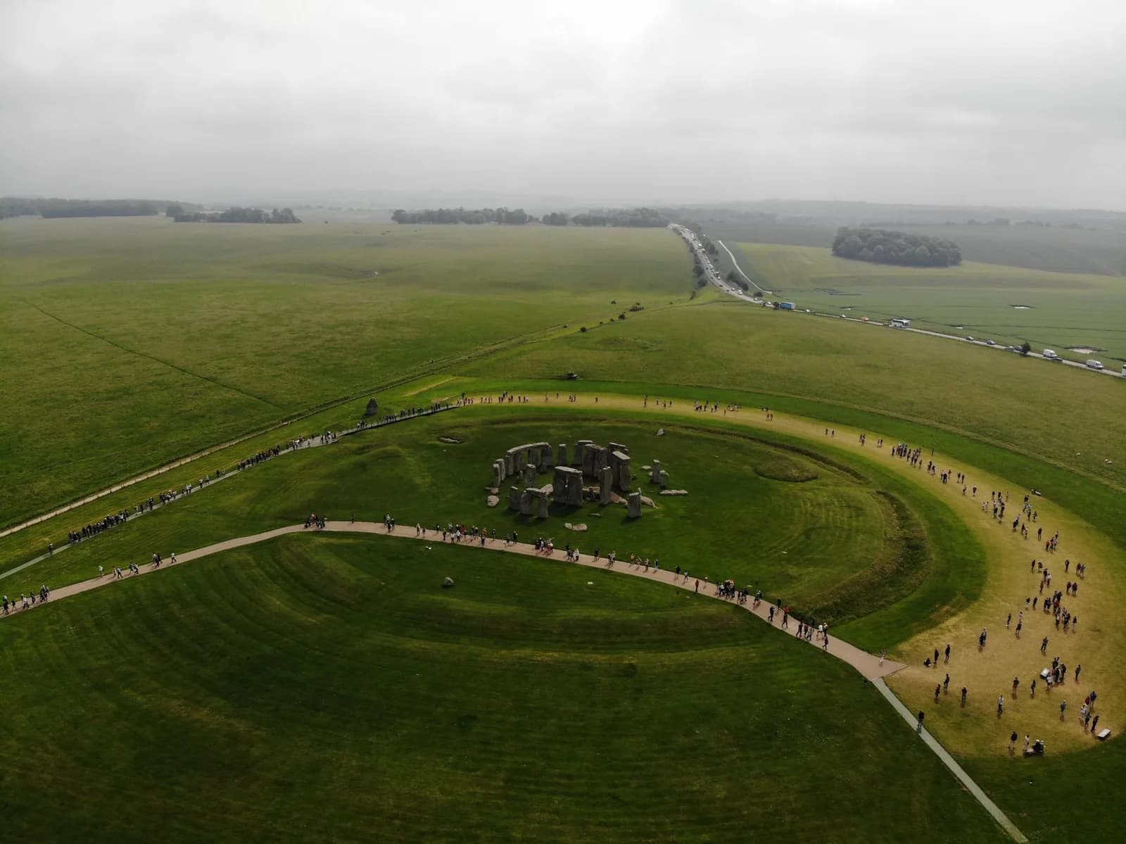 Vue aérienne de Stonehenge et des visiteurs sur le chemin qui fait le tour des pierres
