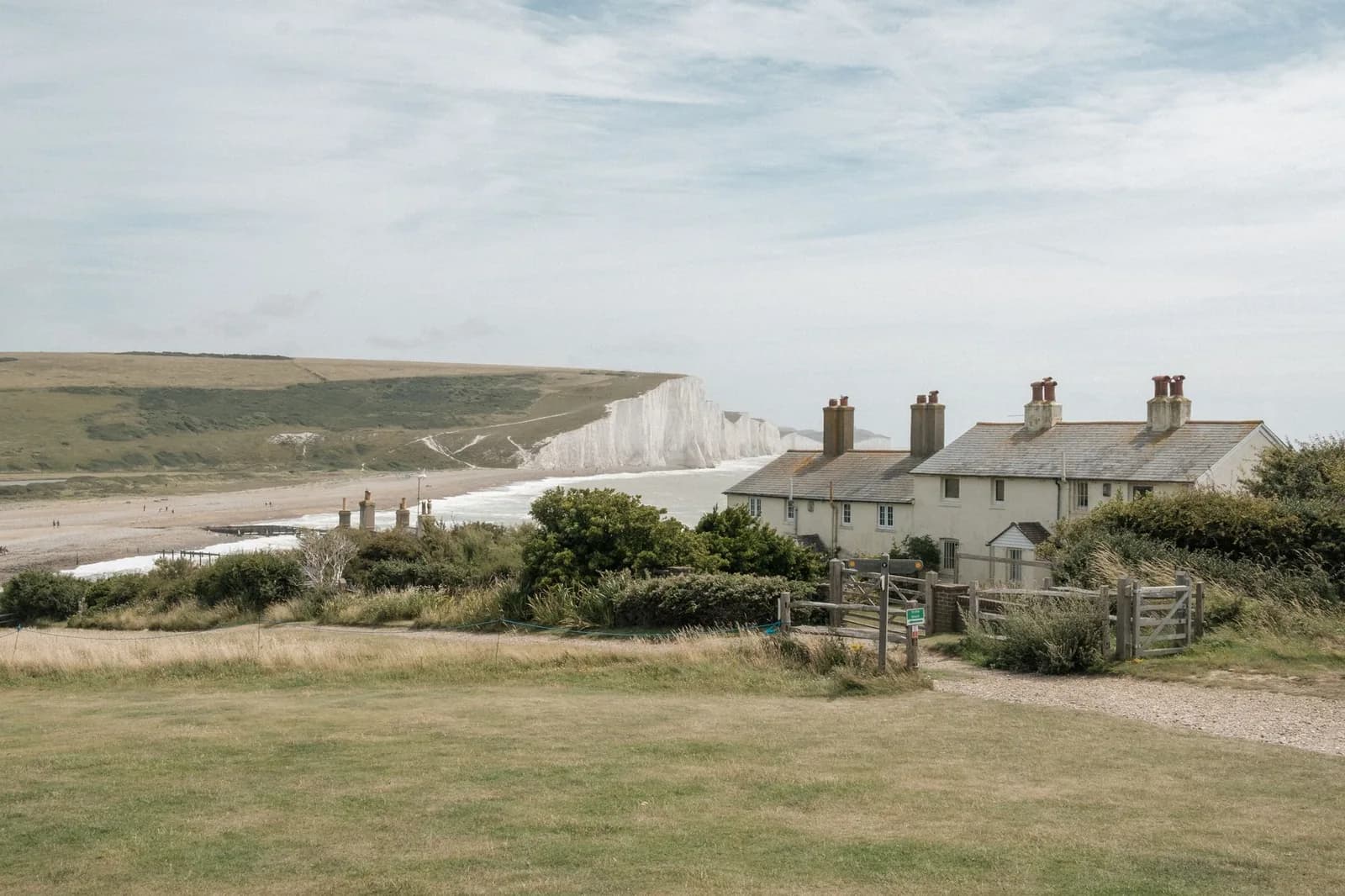 Les falaises de craie des Seven Sisters, avec une rangée de cottages au premier plan