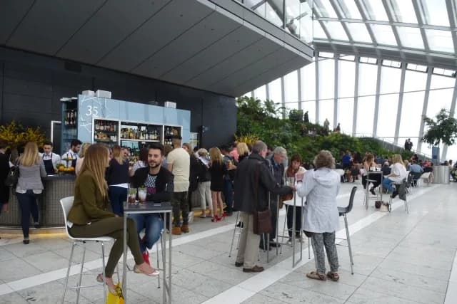 Le bar du Sky Garden, avec des clients attablés sous la verrière du 20 Fenchurch Street