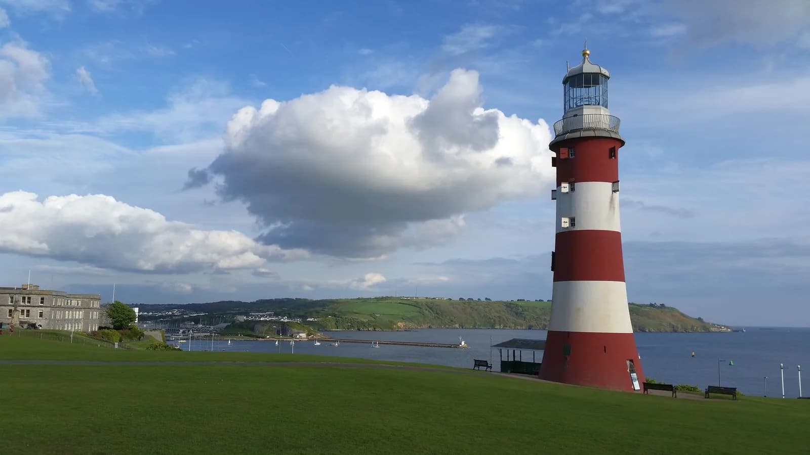 Le phare rayé rouge et blanc de Smeaton's Tower sur Plymouth Hoe