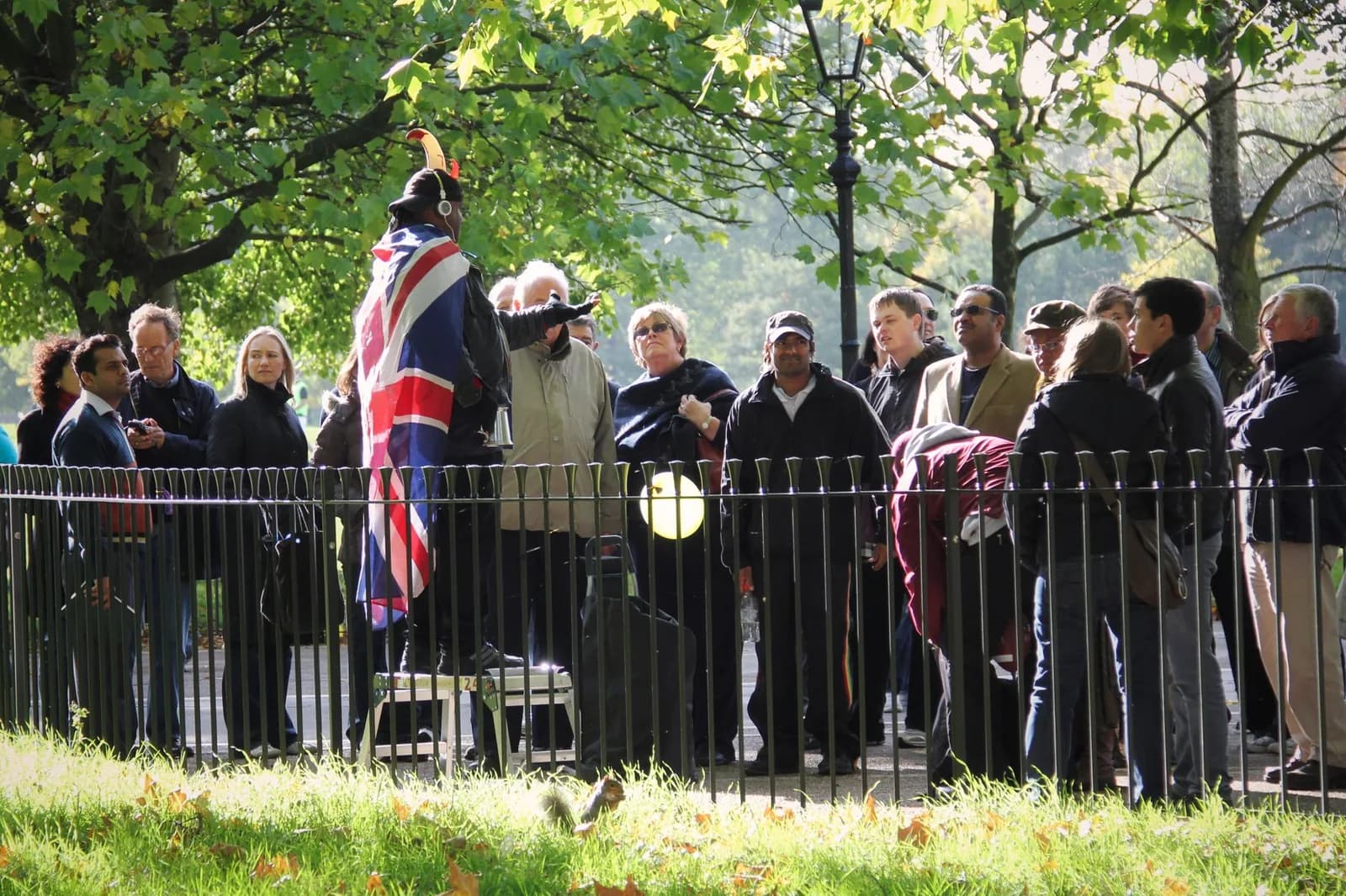 Orateur drapé d'un drapeau britannique devant des badauds à Speakers' Corner, Hyde Park