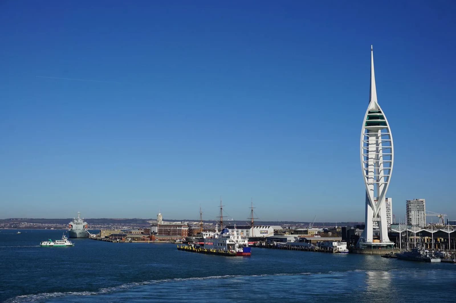La Spinnaker Tower dominant le port de Portsmouth, dans le Hampshire
