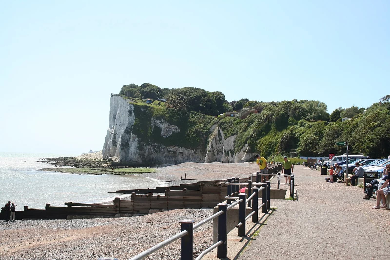 La plage de galets de St Margaret's Bay au pied de la falaise de craie