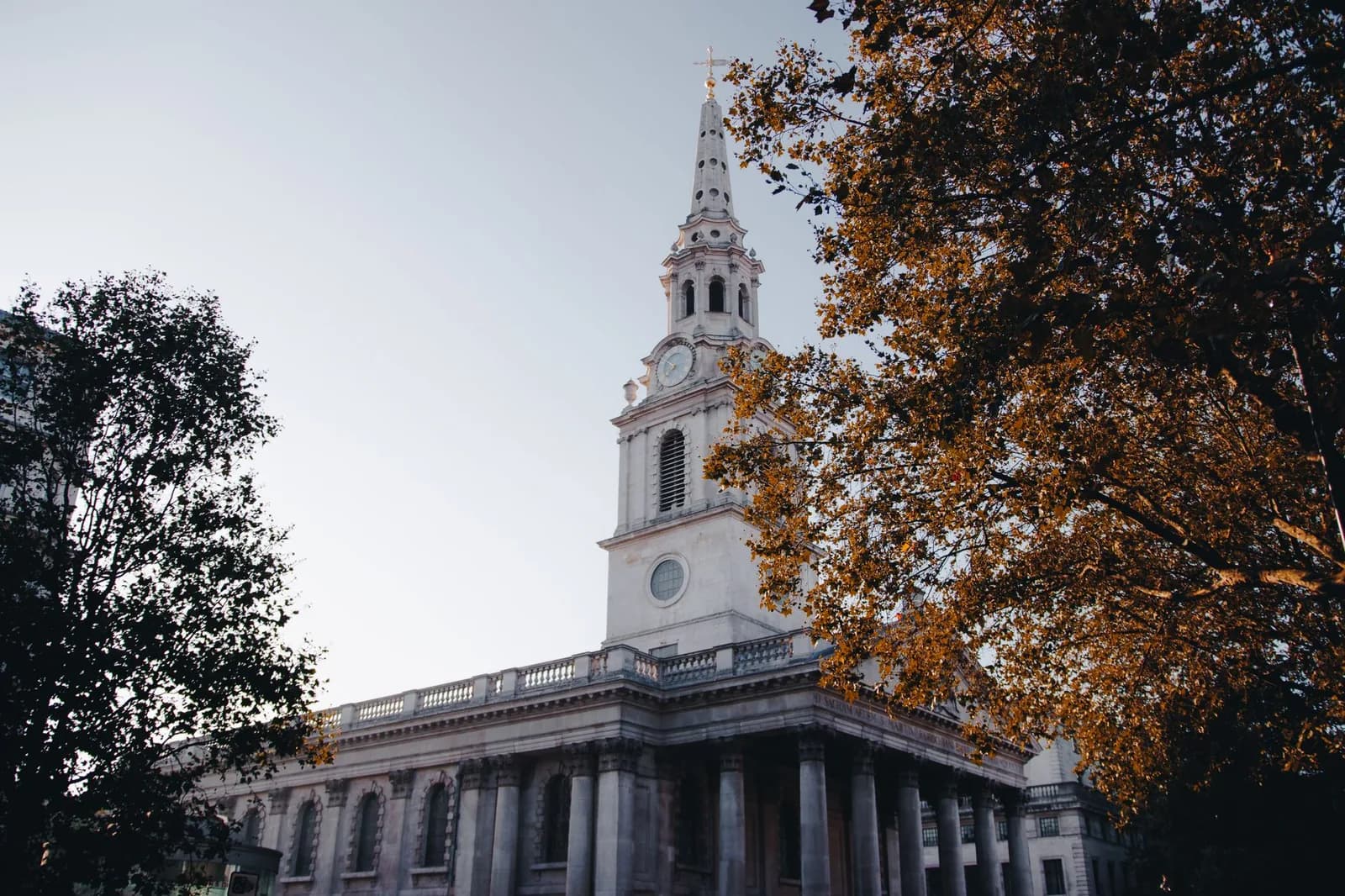 L'église St Martin-in-the-Fields et son clocher, à l'angle est de Trafalgar Square