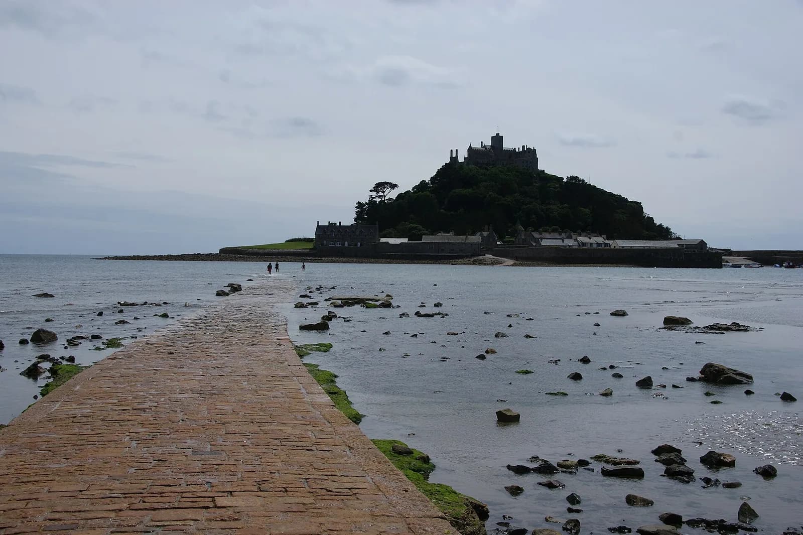 La chaussée pavée qui mène à St Michael's Mount à marée basse, depuis Marazion