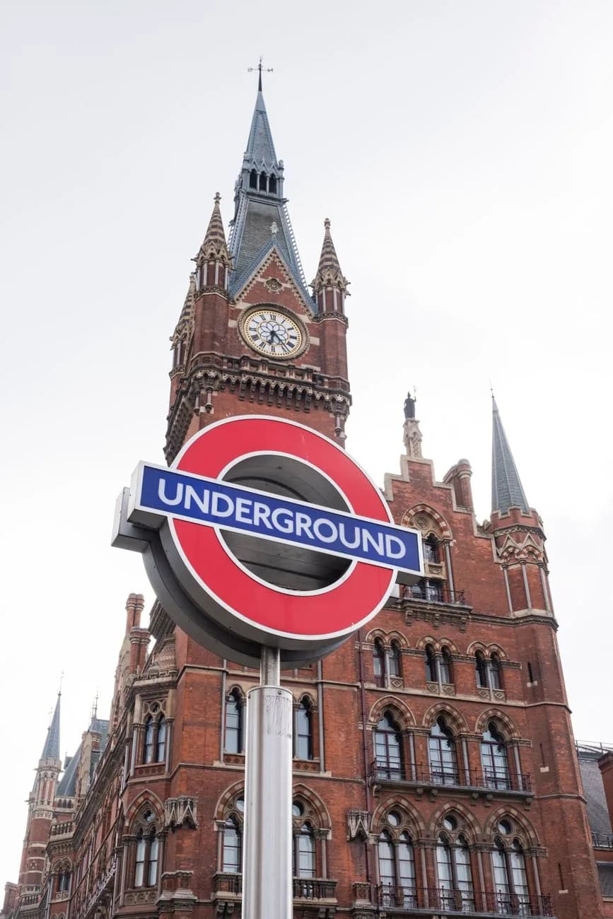 La tour de la gare de St Pancras et un panneau du métro londonien