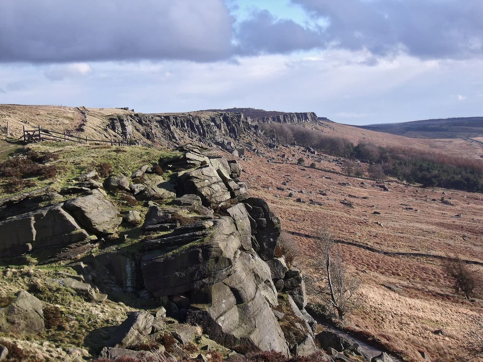 Falaise de gritstone de Stanage Edge au-dessus de la lande, Peak District