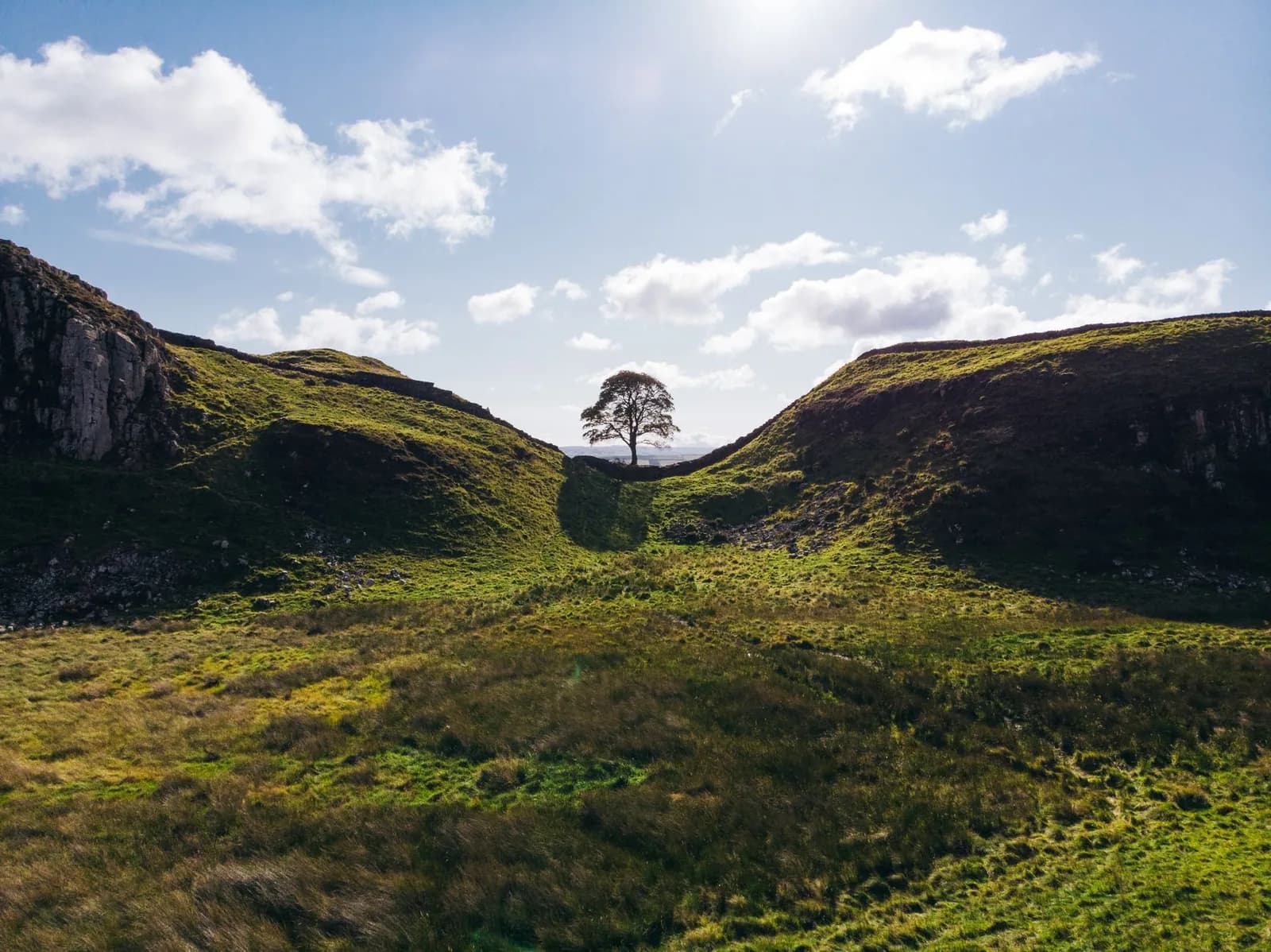 La brèche de Sycamore Gap sur le mur d'Hadrien, avec l'arbre qui s'y trouvait avant 2023