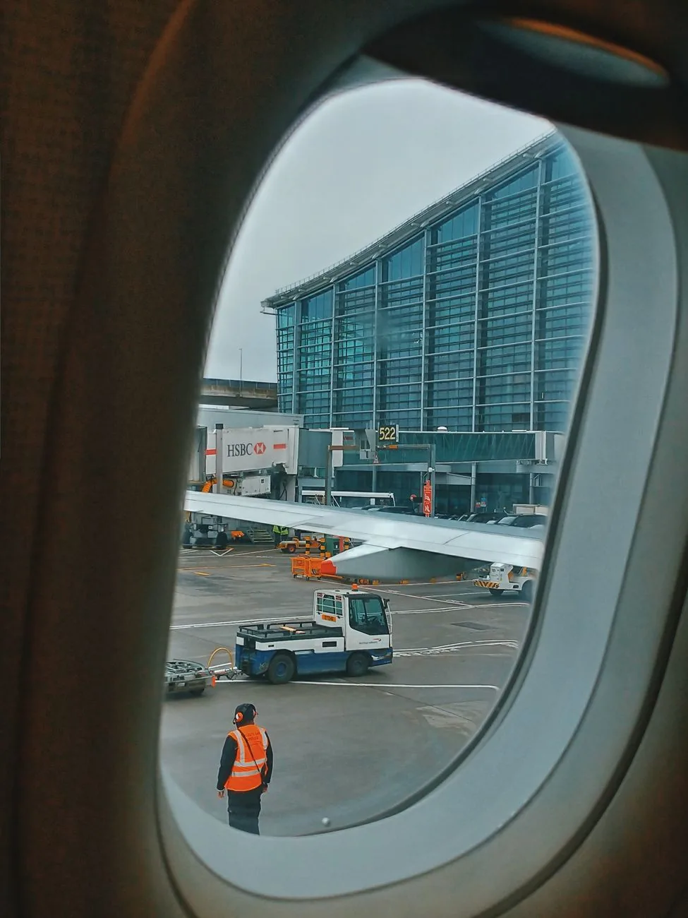 Terminal 5 de l'aéroport de Londres Heathrow vu par le hublot d'un avion