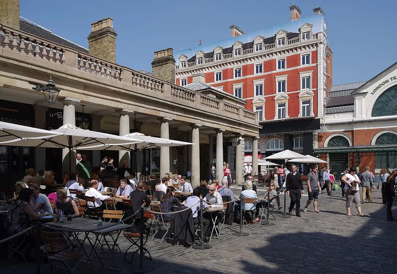 Terrasses de café sous les arcades du marché de Covent Garden, sur la Piazza à Londres