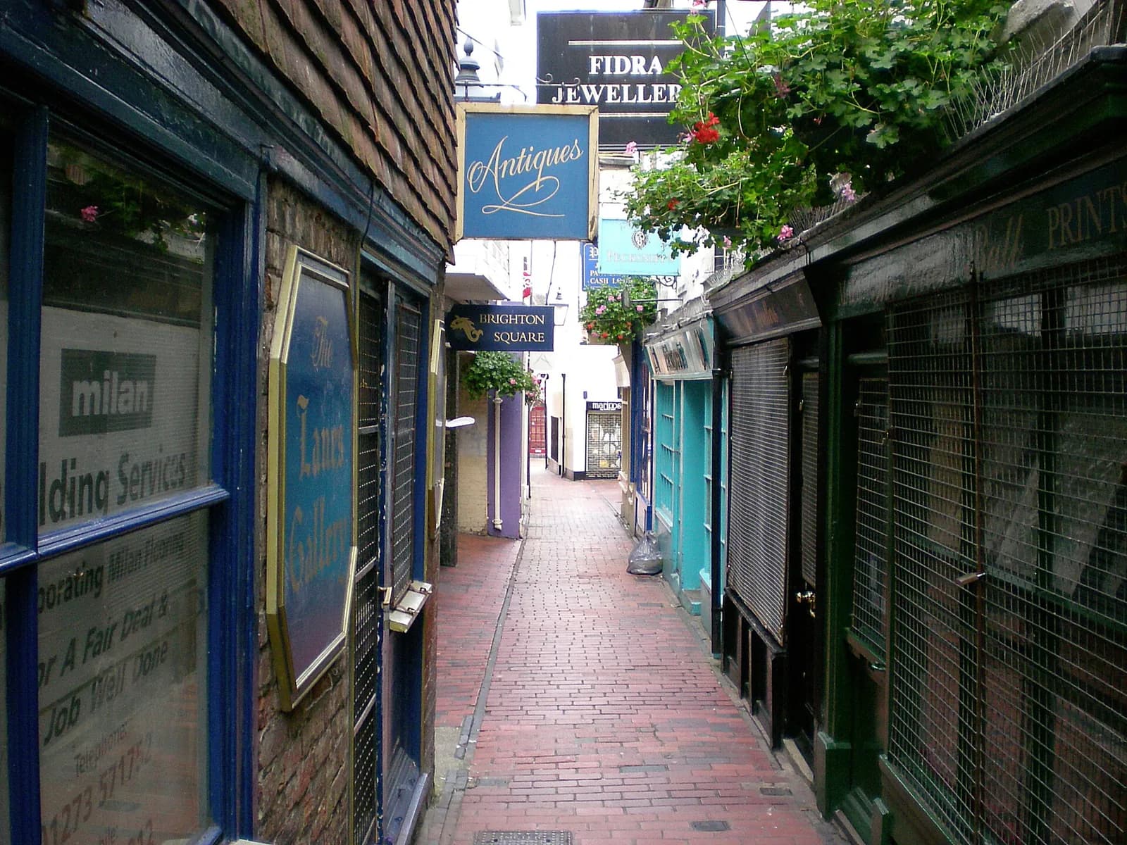 Une ruelle étroite des Lanes de Brighton, avec des enseignes d'antiquaires et de bijoutiers