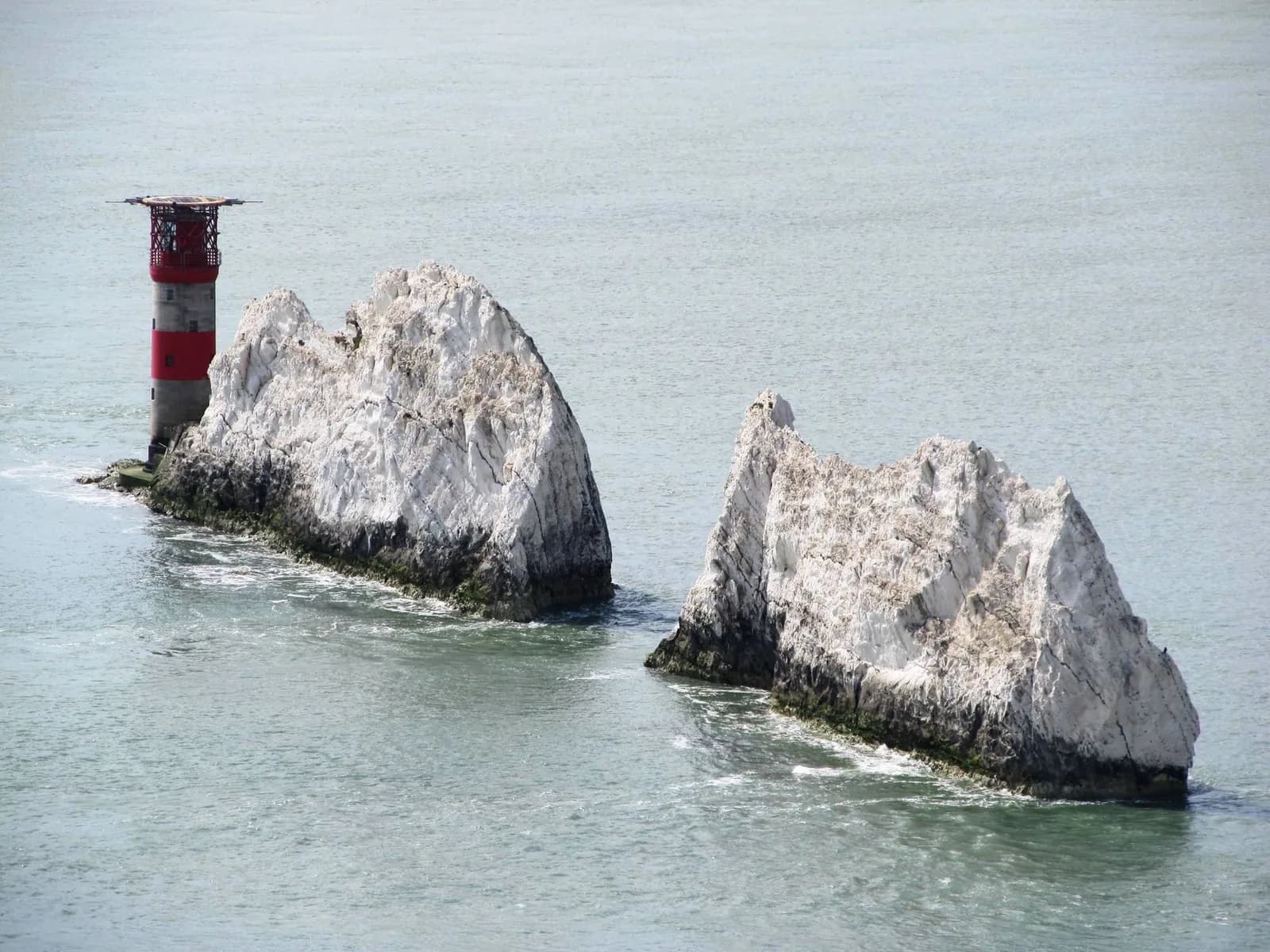 Les aiguilles de craie des Needles et leur phare rouge et blanc, sur l'île de Wight