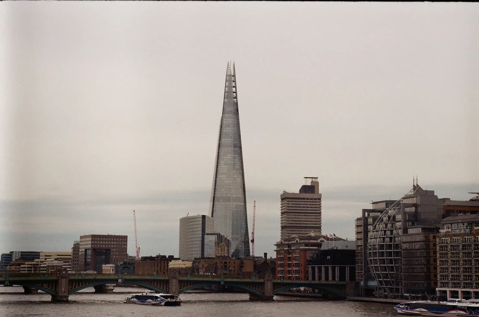 La tour de verre du Shard, effilée comme une aiguille, au-dessus de la gare de London Bridge