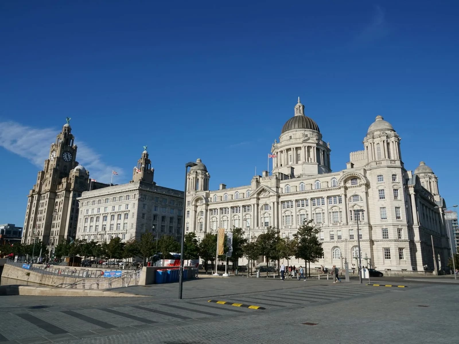 Les Three Graces du Pier Head de Liverpool sous un ciel bleu