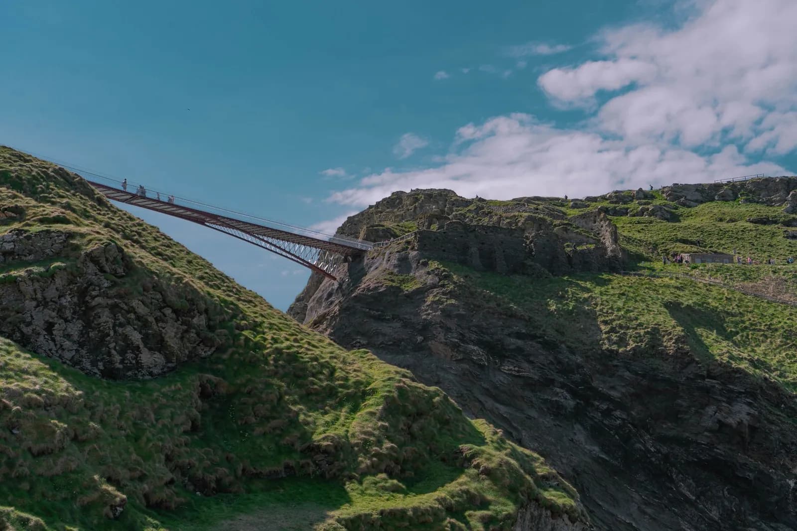 La passerelle du château de Tintagel, tendue entre la terre ferme et le promontoire