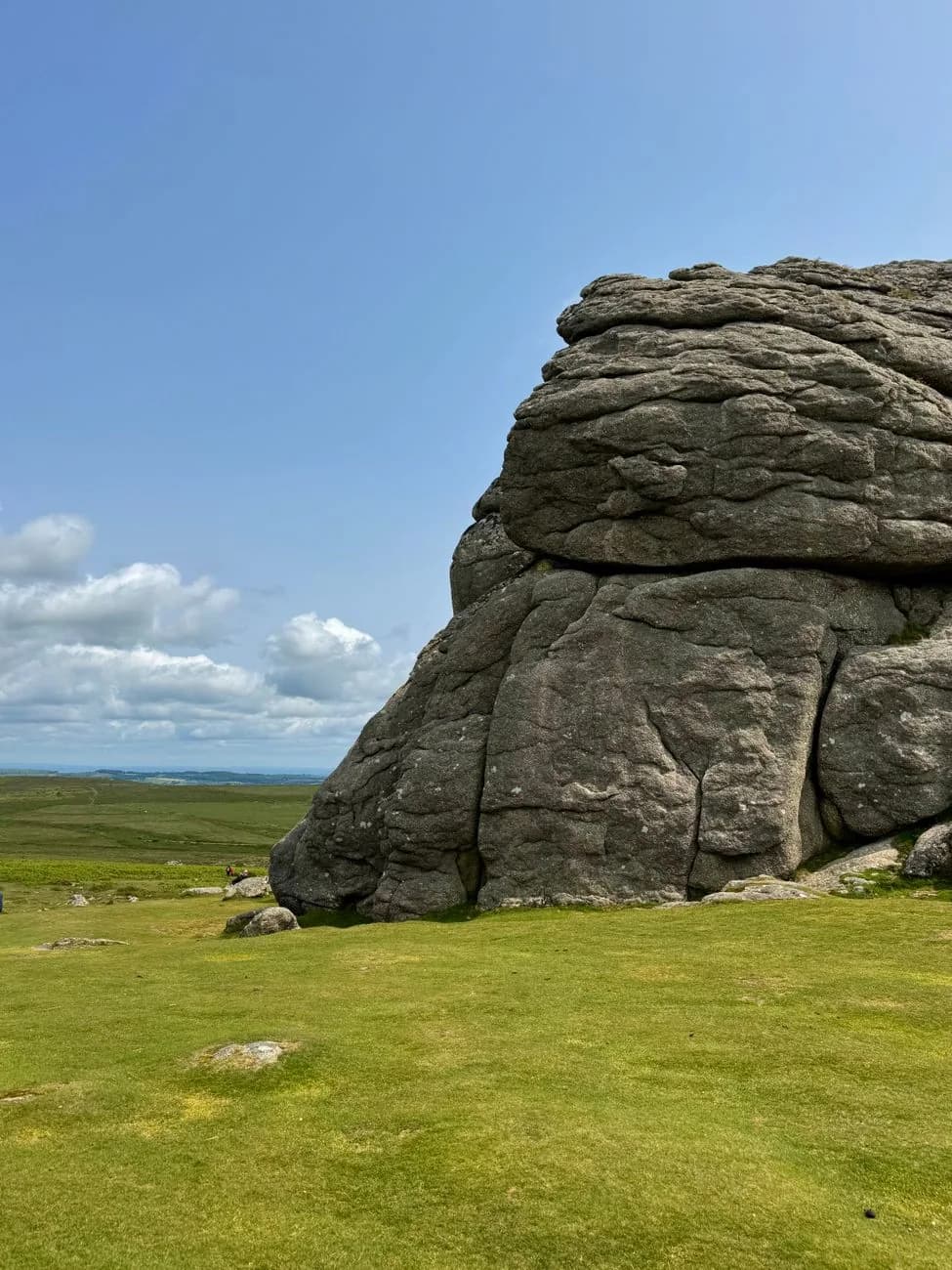 Tor de granite dressé sur la lande rase du Dartmoor, dans le Devon
