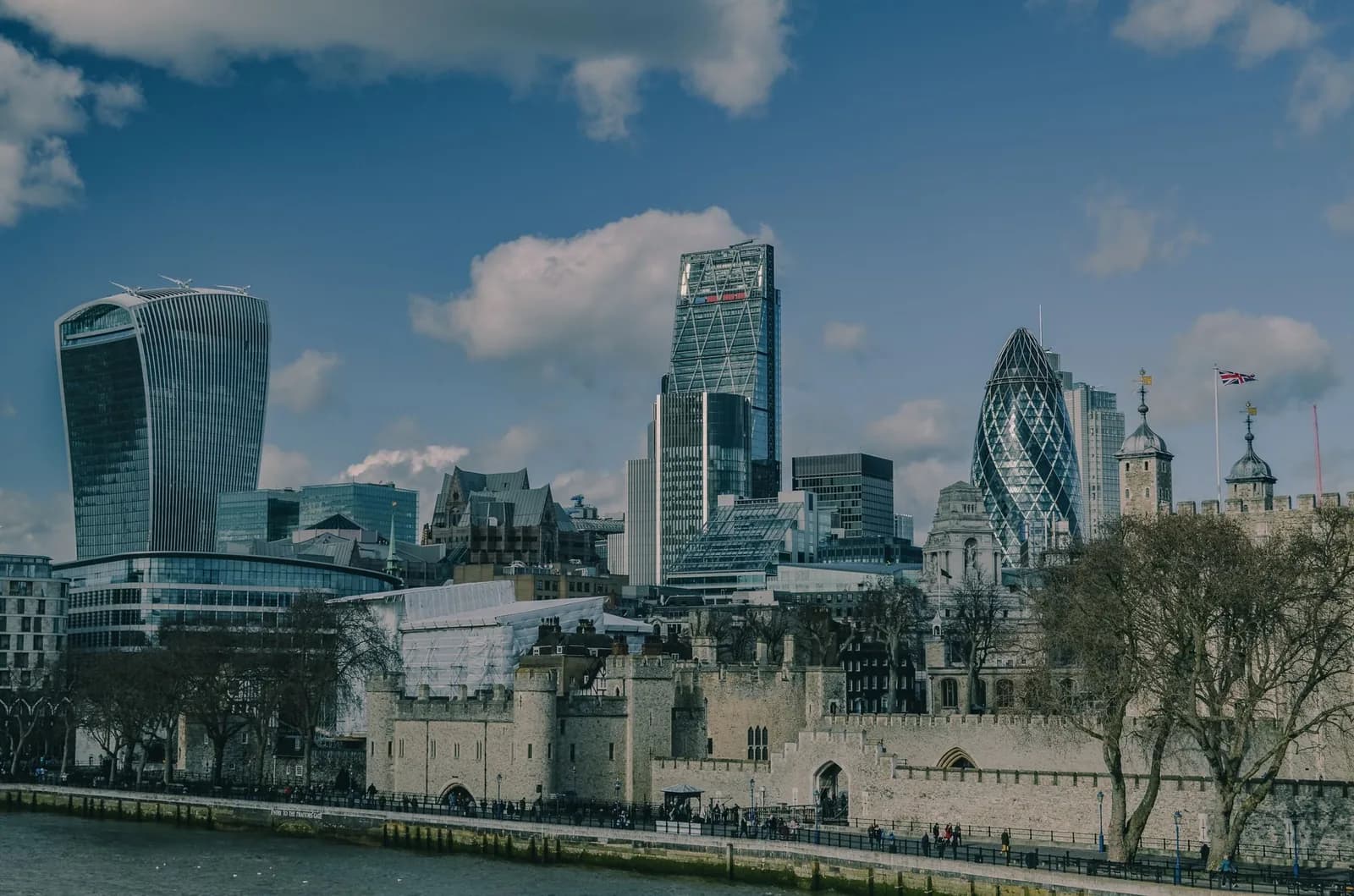 Les murailles médiévales de la Tour de Londres devant les gratte-ciel de la City