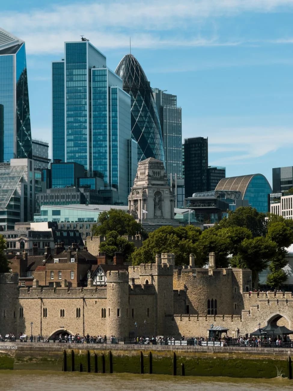 Les remparts médiévaux de la Tour de Londres devant les gratte-ciel de la City