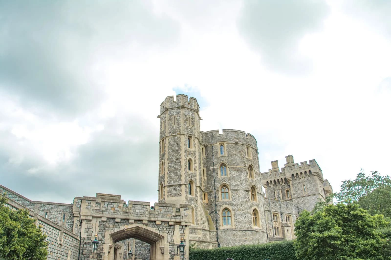 Tours et courtines du château de Windsor sous un ciel couvert