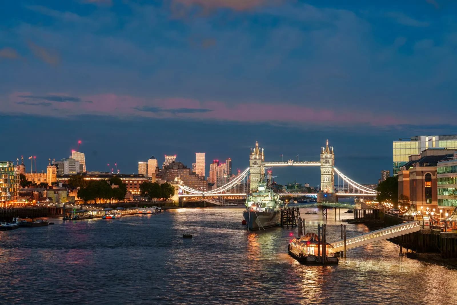 Tower Bridge illuminé au crépuscule, avec la Tour de Londres et la Tamise