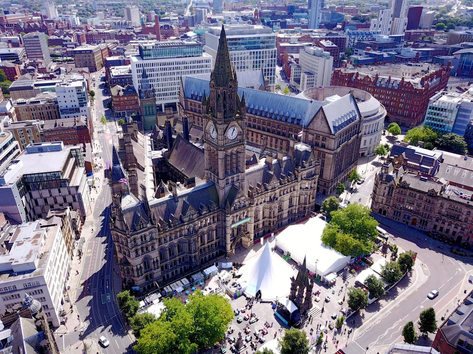 L'hôtel de ville néogothique de Manchester et Albert Square vus d'en haut