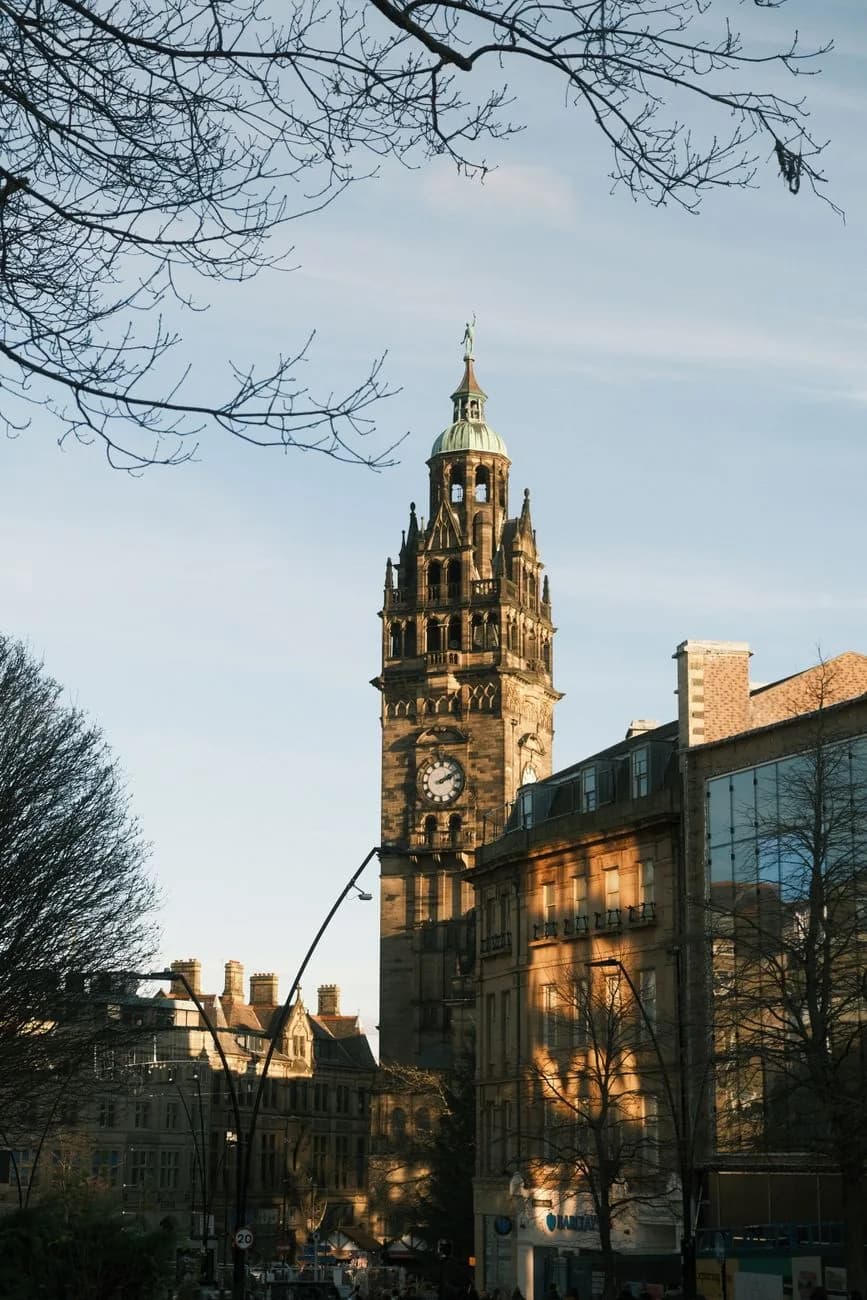 Le beffroi de l'hôtel de ville de Sheffield au-dessus des toits du centre