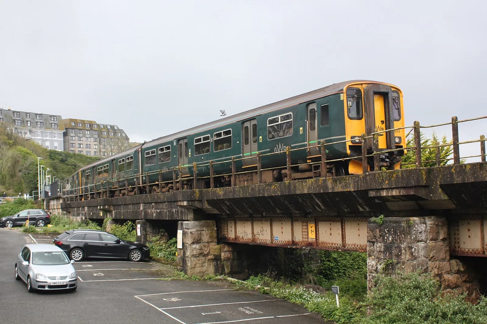 Un train Great Western Railway sur le viaduc de St Ives, sur la St Ives Bay Line