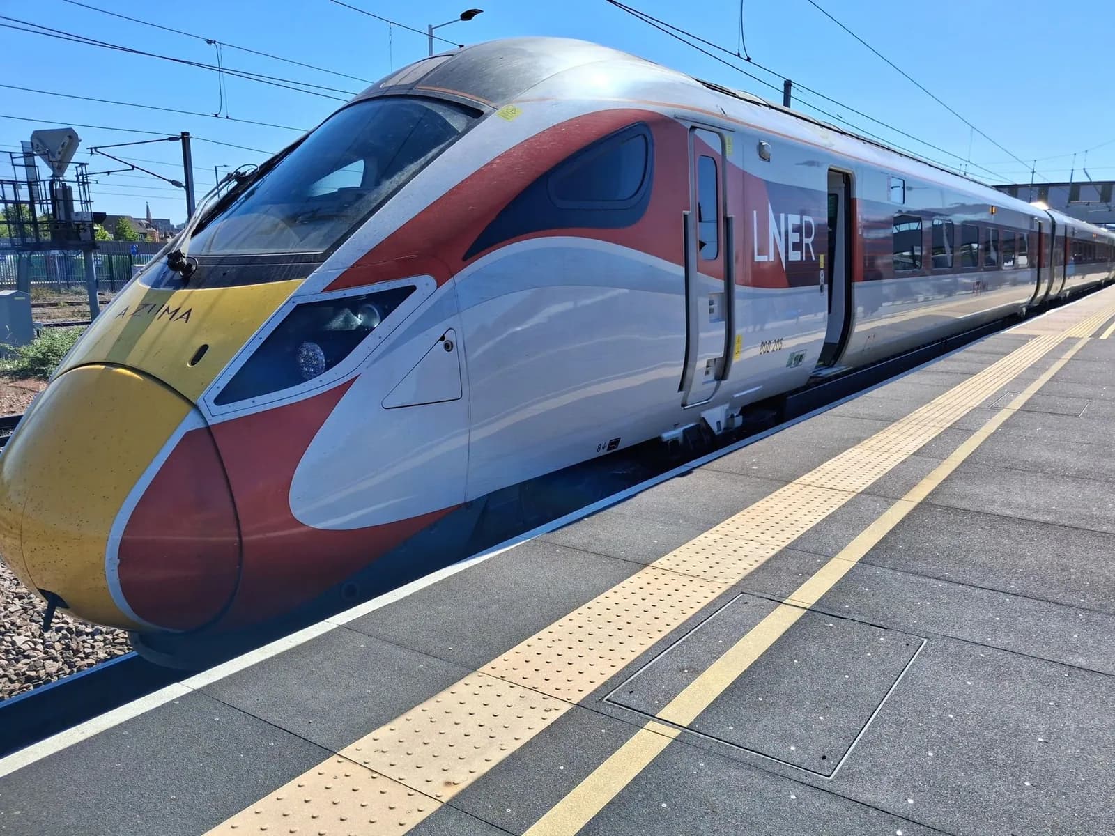 Train à grande vitesse LNER Azuma à quai dans une gare en Angleterre