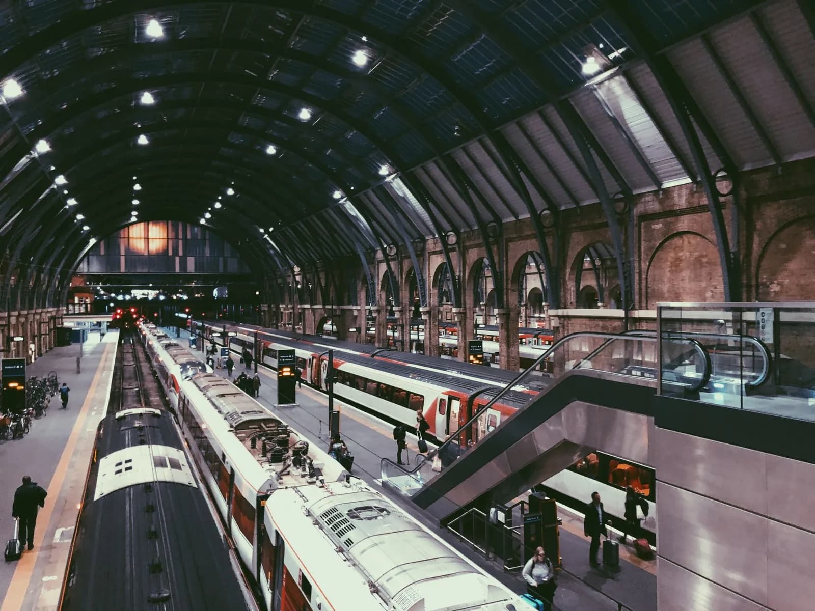 Trains à quai sous la grande verrière d'une gare de Londres