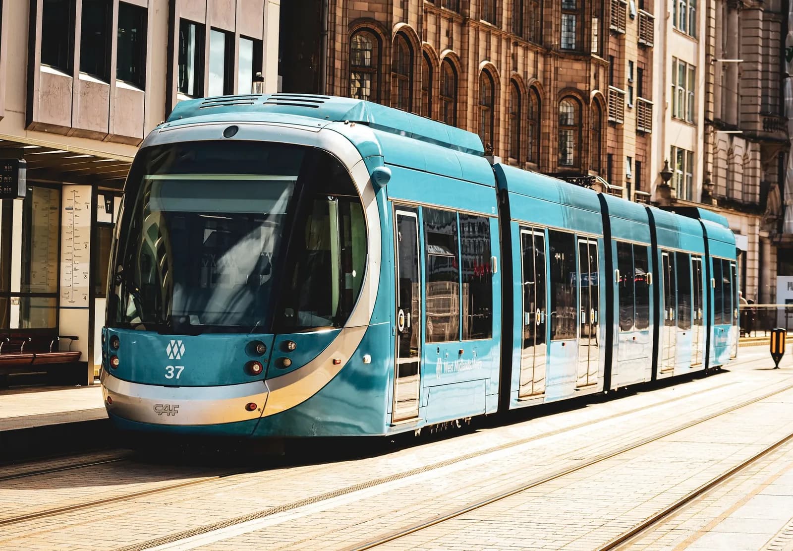 Tram bleu du West Midlands Metro dans une rue du centre de Birmingham