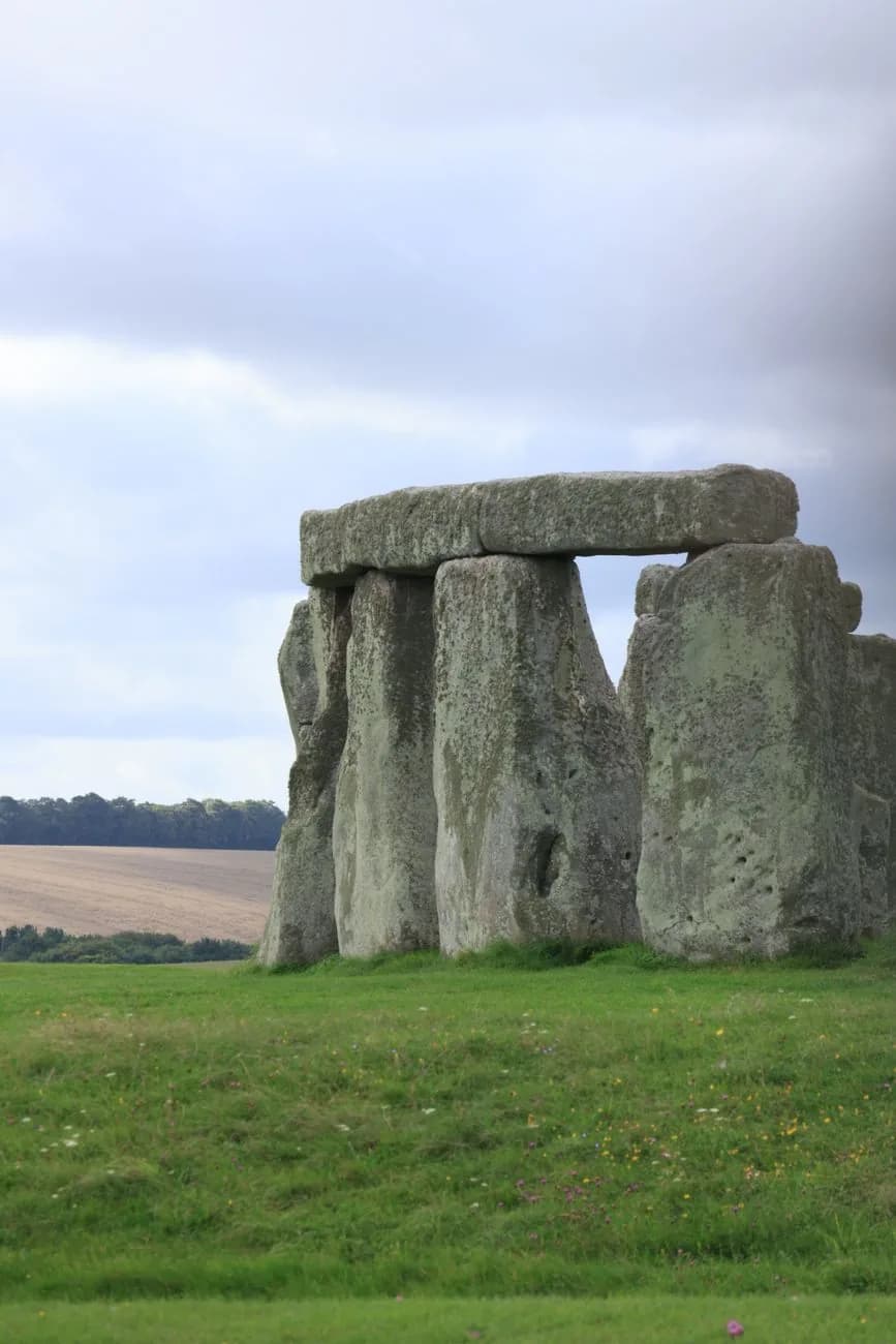 Un trilithe de Stonehenge, deux montants surmontés d'un linteau, dans la plaine de Salisbury